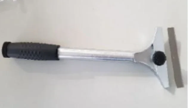 Racloir pour fry-top à plaque chromée avec lame plate